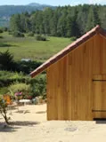 cabane de jardin avec panneaux solaires