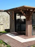 Abri de jardin vitré avec panneaux solaires