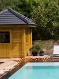 pool house de jardin avec panneaux solaire en bord de piscine