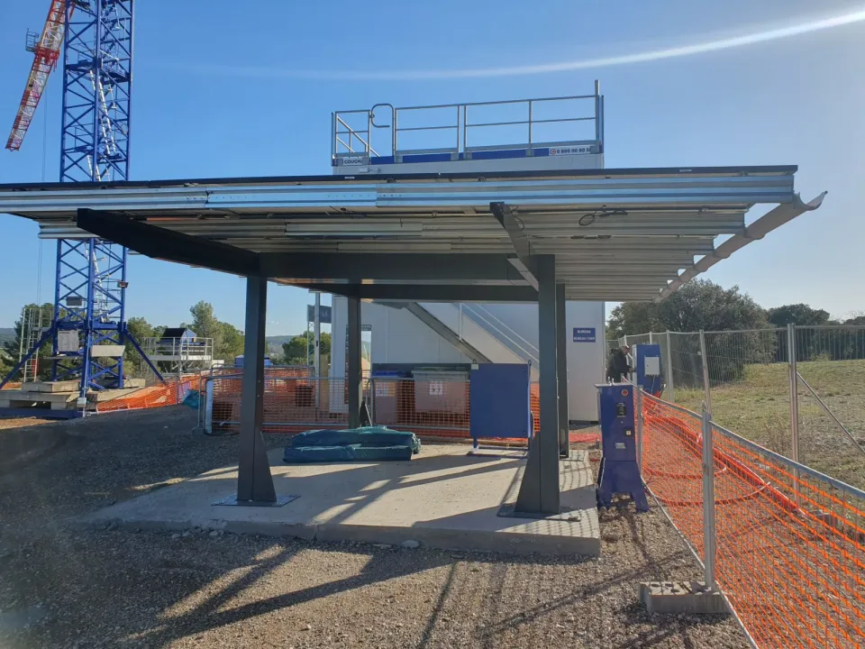 Ombrière en chantier, bornes de recharge