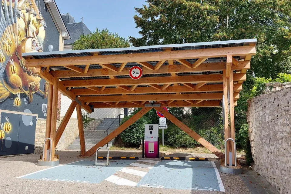 Ombrière de parking avec borne