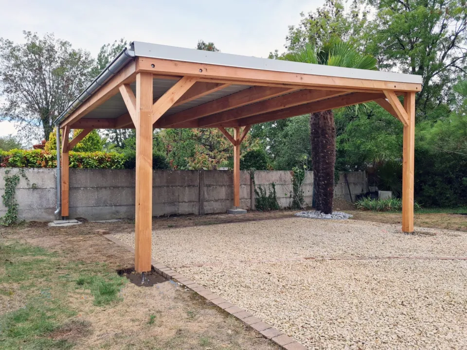 Pose de panneaux photovoltaïques sur un carport solaire