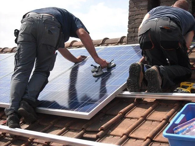 installation de panneaux solaires sur un toit