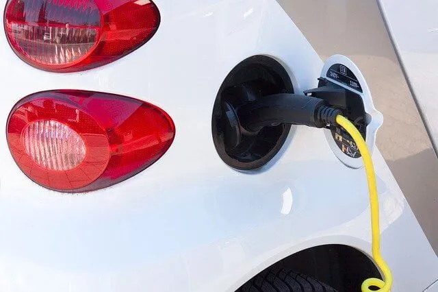 Combien de temps faut il pour recharger la batterie d'une voiture électrique ?