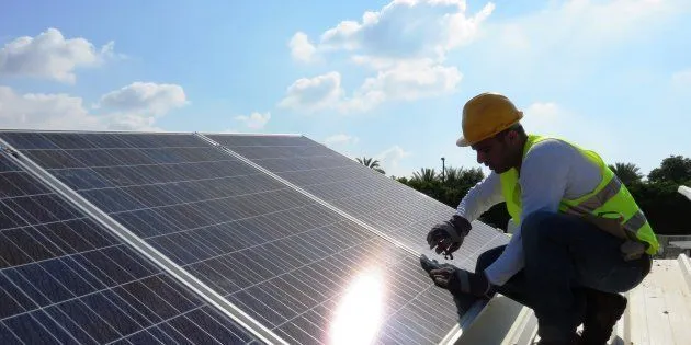 installation de panneaux solaire sur le toit d'une maison.