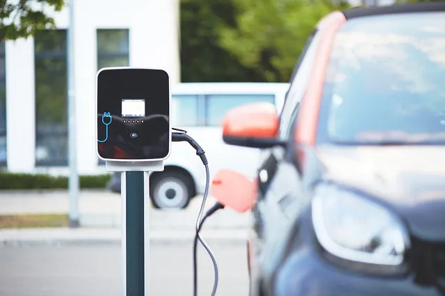 voiture électrique qui recharge