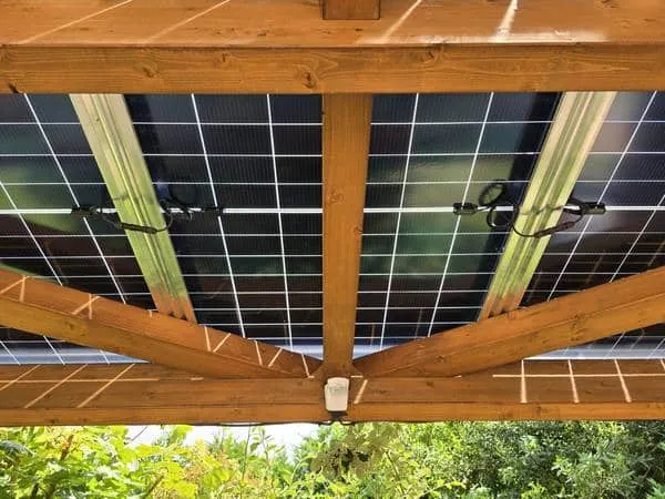 Carport solaire Premium Bois : détecteur de présence