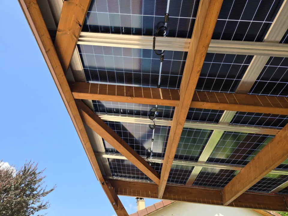 Quelle est la durée de fabrication d'un panneau solaire comparée à sa production d'énergie ?