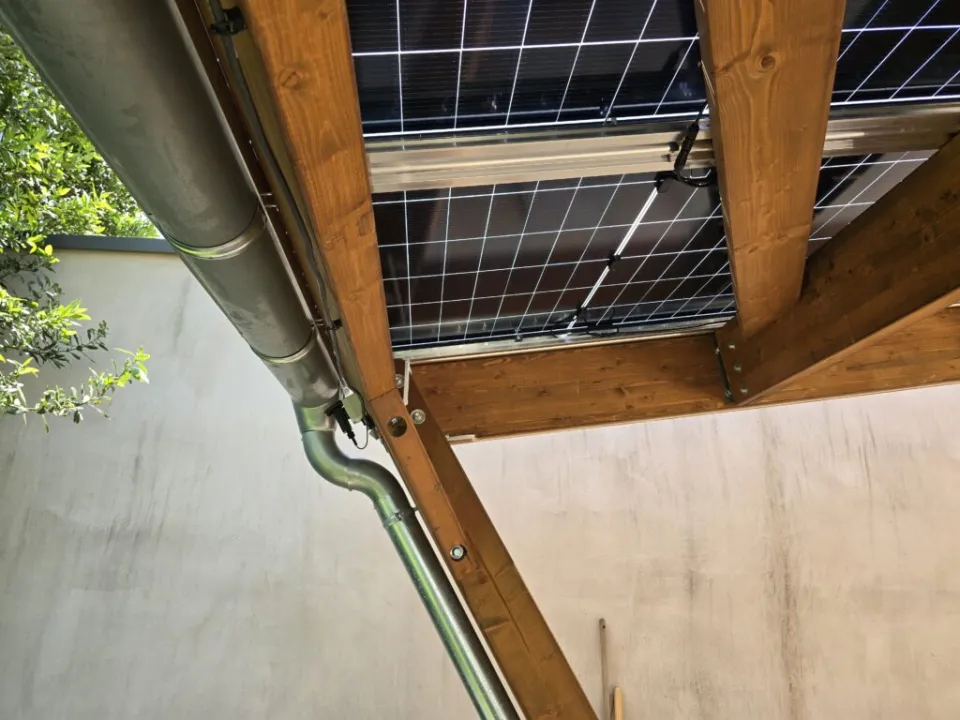 Carport solaire Premium Bois : détail de la gouttière