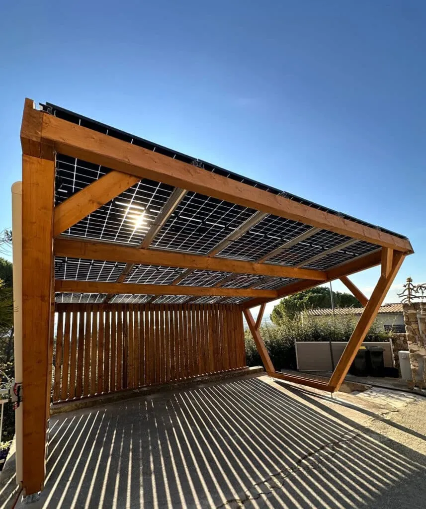 Carport solaire Premium Bois : bardage bois en option
