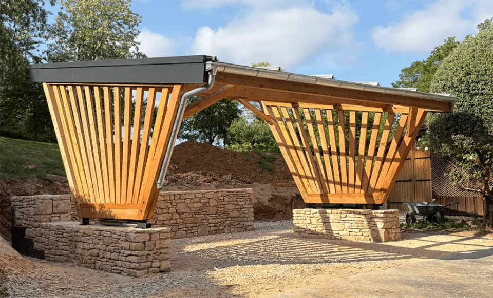 Carport solaire Premium Bois : bardages latéraux verticaux